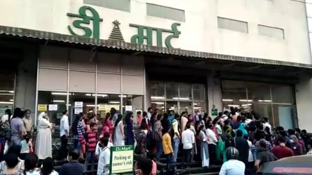 सध्या डिमार्टकडून अनेक प्रकारच्या ऑफर ग्राहकांना दिल्या जात आहेत. त्यात एका वर एक मोफत अशी ऑफर बघायला मिळतंय. यासोबतच घरगुती वस्तूंवरही मोठ्या ऑफर आहेत.