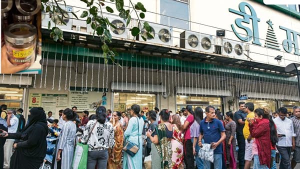 डिमार्टकडून ग्राहकांना थेट बंपर गिफ्ट दिले जात आहे. आपल्या ग्राहकांना आकर्षिक करण्यासाठी डिमार्ट वेगवेगळ्या प्रकारच्या ऑफर आणत असते. प्रत्येक सणावारानुसार वस्तूही डिमार्टमध्ये मिळतात.