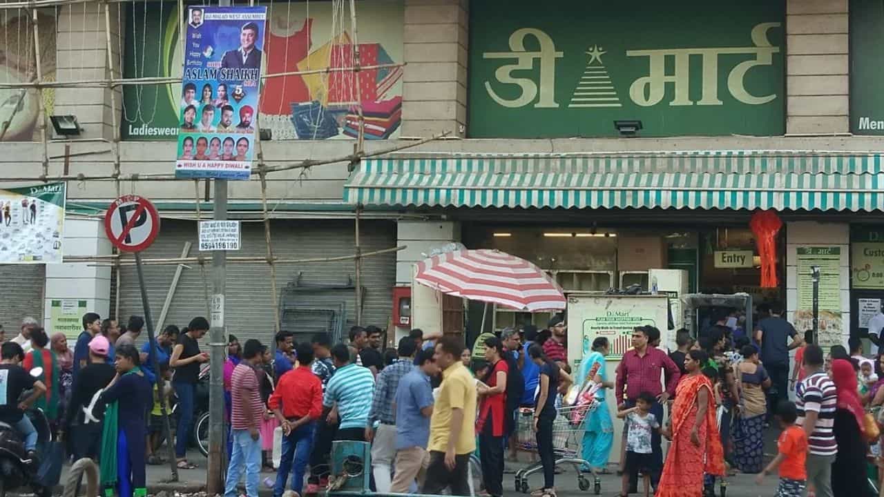 डिमार्टकडून मोठी ऑफर दिली जाते. डिमार्टमध्ये कधीही जा तुम्हाला अनेक ऑफर मिळतील. त्यातच 15 तारखेनंतर डिमार्टमध्ये वेगवेगळ्या ऑफर मोठ्या संख्येने बघायला मिळतात.