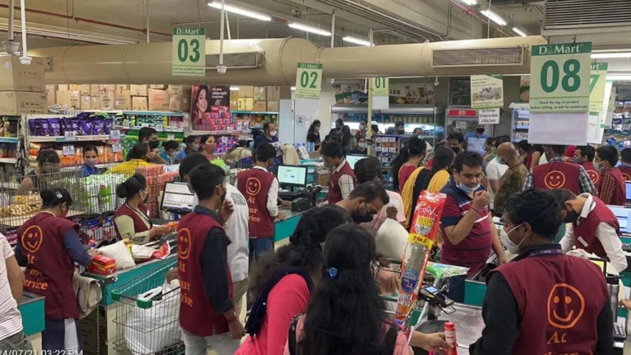 या डब्ब्यात आपण काहीही साहित्य ठेऊ शकतो. हा डब्बा खरेदी करण्यासाठी डिमार्टमध्ये ग्राहकांनी मोठी गर्दी केली. अनेक डिमार्टमध्ये सकाळीच हे डब्बे संपून जात आहेत. 