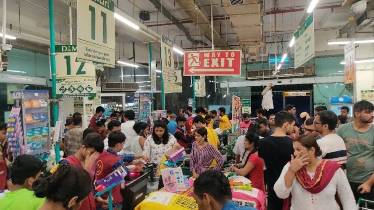 डिमार्टने धमाका केला. डिमार्टकडून किचनमध्ये लागणाऱ्या एका वस्तूवप बंपर ऑफर दिली जात आहे. फक्त 55 रूपयांमध्ये मोठा डब्बा मिळत आहे. 
