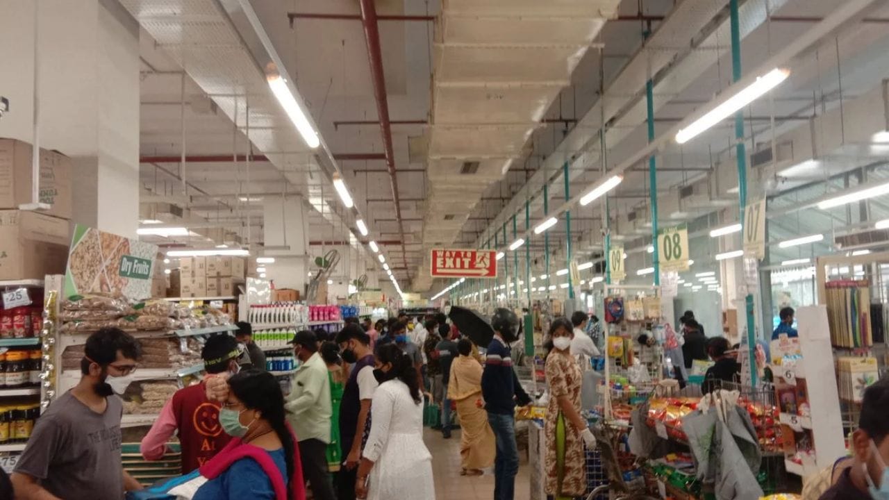 डिमार्टकडून ग्राहकांना आकर्षित करण्यासाठी विविध ऑफर दिल्या जातात. त्यातच आता डिमार्टने मोठा धमाका केला. ज्यानंतर खरेदीसाठी ग्राहकांनी मोठी गर्दी केली. 