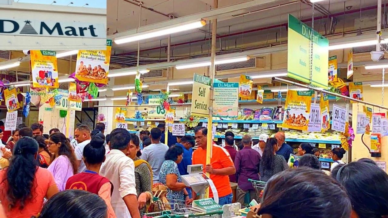 डिमार्टमध्ये महिन्याचा किराणा भरल्यावर हजारांच्या घरात पैशांची बचत होते. विशेष म्हणजे एका वर एक वस्तू फ्री मिळाल्याने पुढच्या महिन्यातही त्या वस्तू खरेदी करण्याची गरज पडत नाही. 