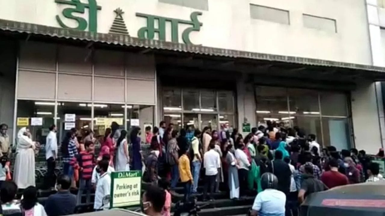 आपण या सहा बरण्यांमध्ये घरात लागणारे मसाले किंवा इतरही वस्तू आरामात ठेऊ शकतो. अगदी स्वत:मध्ये डिमार्टकडून हे दिले जात आहे. ग्राहकांनी मोठी गर्दी हे खरेदी करण्यासाठी केली.