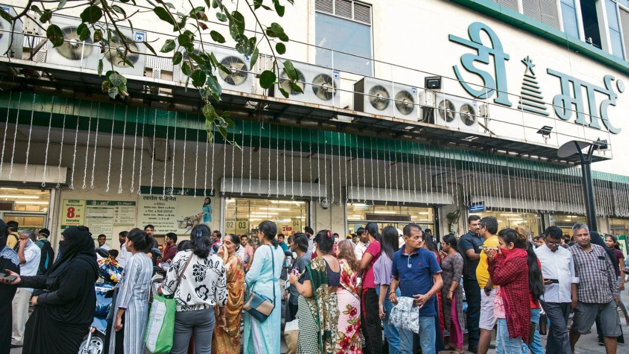 डिमार्टने मोठा धमाका केला. स्वयंपाक घरात लागणाऱ्या वस्तूंवर मोठी ऑफर डिमार्टकडून दिली जात आहे. अगदी कवडी मोलाच्या भावात वस्तू मिळत आहेत.