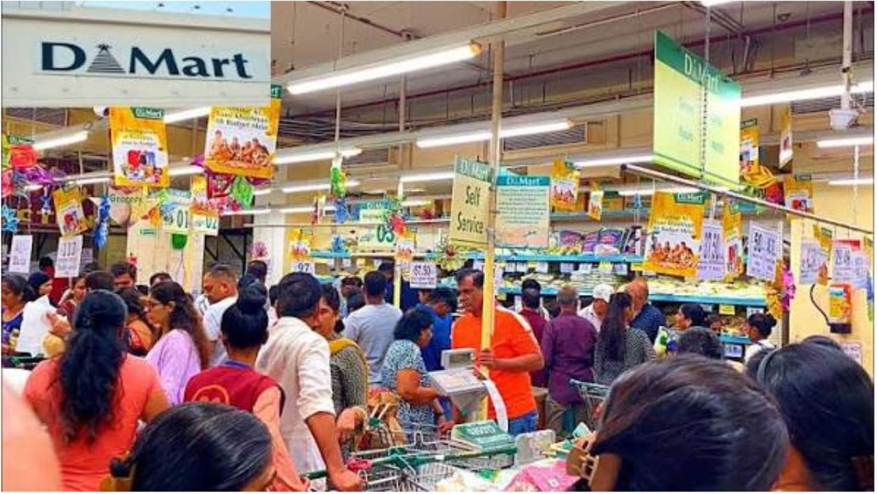 डिमार्टकडून तब्बल सहा बरण्यांचा सेट फक्त 125 रूपयांमध्ये दिला जात आहे. यासोबतच या बरण्या ठेवण्यासाठी एक ट्रे दिला जात आहे. हा मोठा धमाका आहे.