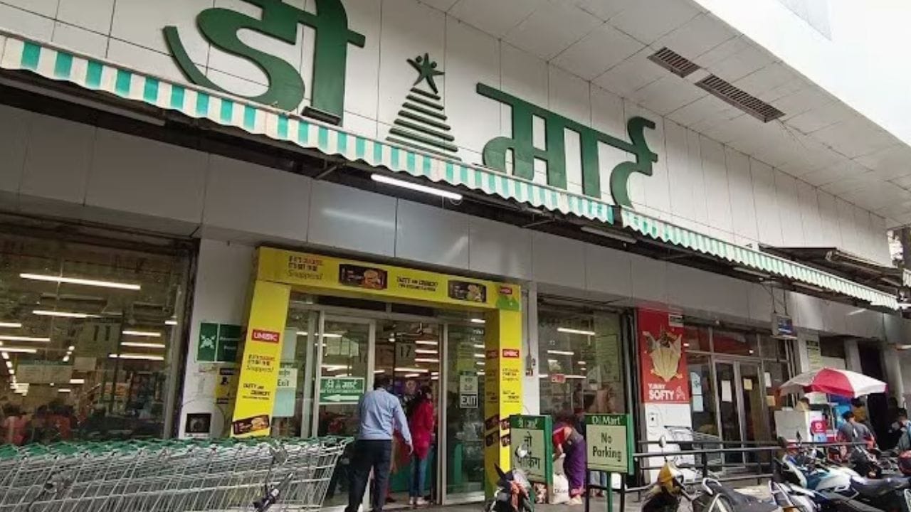 त्यातच डिमार्टकडून 59 रूपयांना काचेचा सुंदर आणि मजबूत असा डब्बा दिला जात आहे. हाच डब्बा खरेदी करण्यासाठी महिलांनी मोठी गर्दी केली आहे.