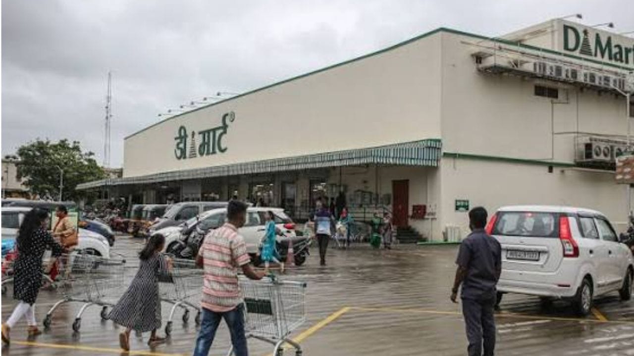 ग्राहकांना आकर्षिक करण्यासाठी डिमार्टने थेट किचनमध्ये लागणाऱ्या वस्तू अगदी स्वस्तामध्ये देण्याचा निर्णय घेतला. या वस्तू खरेदी करण्यासाठी महिलांनी गर्दी केली.