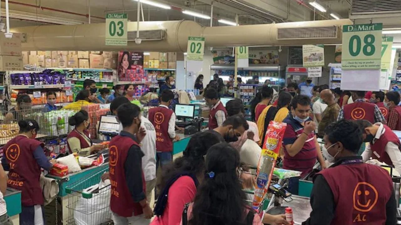 या वस्तू खरेदी करण्यासाठी ग्राहकांनी मोठी गर्दी केली. त्यासोबतच किराणा सामानावरही मोठी बंपर ऑफर डिमार्टकडून दिली जात आहे.