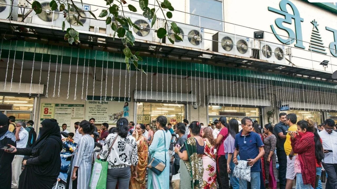 त्यातच बाहेर 400 किंवा त्यापेक्षाही महा मिळणारी वस्तू डिमार्टमध्ये फक्त 199 रूपयांमध्ये दिली जात आहे. ही महागडी वस्तू स्वत:मध्ये खरेदी करण्यासाठी ग्राहकांनी गर्दी केली. 