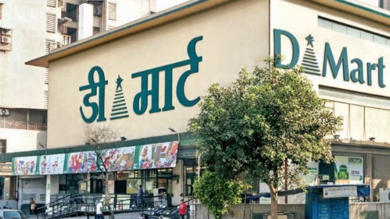 ग्राहकांना आकर्षिक करण्यासाठी यावेळी डिमार्टने प्रत्येक घरात लागणाऱ्या एका वस्तूवर मोठी सूट दिली. विशेष म्हणजे अगदी स्वतामध्ये महागडी वस्तू दिली जात आहे. 