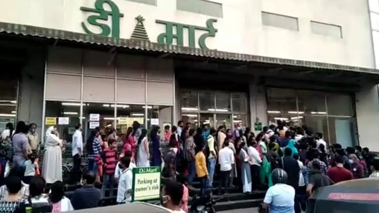 प्रत्येक घरात लागणारी स्टाईलिश प्लेट फक्त आणि फक्त 19 रूपयात डिमार्टमध्ये मिळतंय. विशेष म्हणजे यात आपण काहीही ठेऊ शकतो.