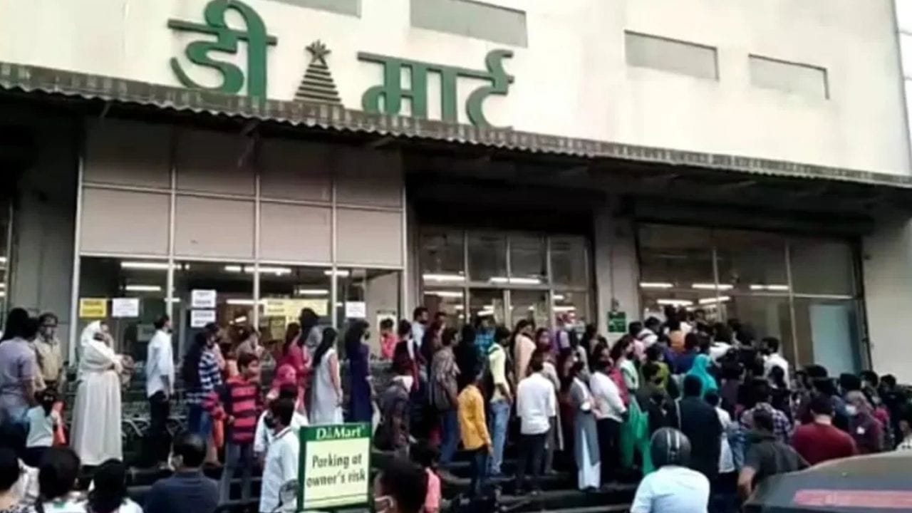 डिमार्टकडून कायमच ग्राहकांना आकर्षिक करण्यासाठी विविध ऑफर दिल्या जातात. एका वर एक वस्तू डिमार्ट नेहमीच फ्रीमध्ये देताना दिसते.