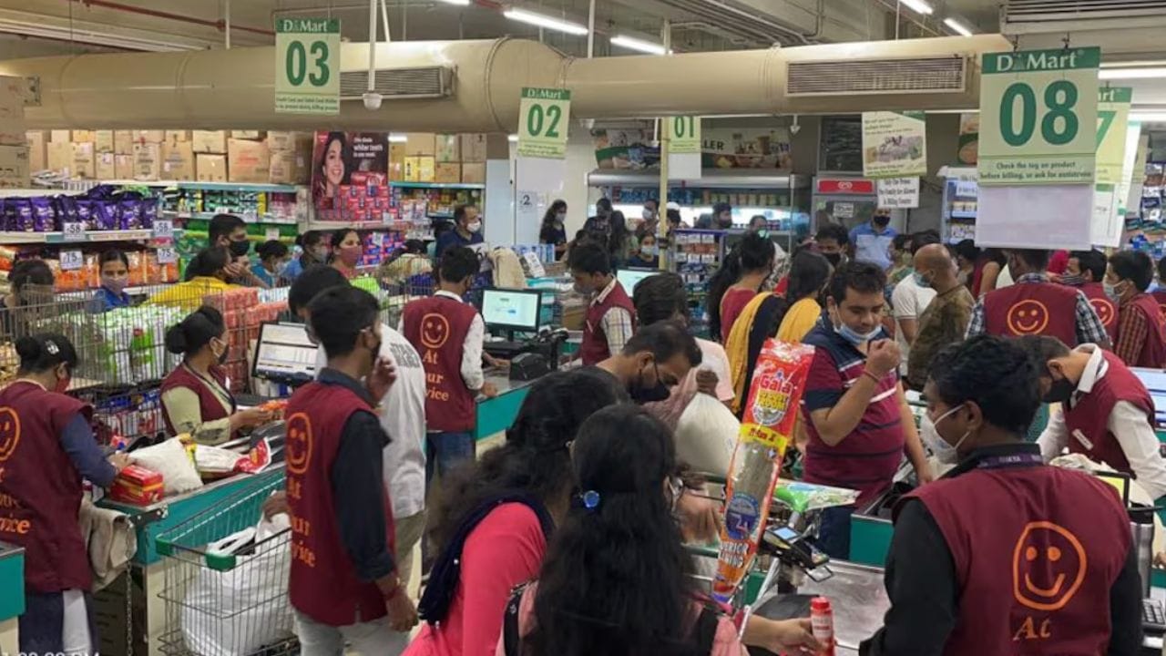 डिमार्टमध्ये अवघ्या 19 रूपयांमध्ये थेट अशी वस्तू दिली जात आहे, जी खरेदी करण्यासाठी ग्राहकांची मोठी झुंबड उठाल्याचे बघायला मिळतंय.