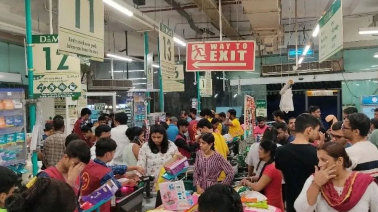 डिमार्टने मॅग्गी, बिस्किट, आणि पॅकिंग फुडवर मोठ्या ऑफर दिल्या जात आहेत. यासोबतच विविध डाळींवरही बंपर ऑफर डिमार्टकडून दिली जात आहे.