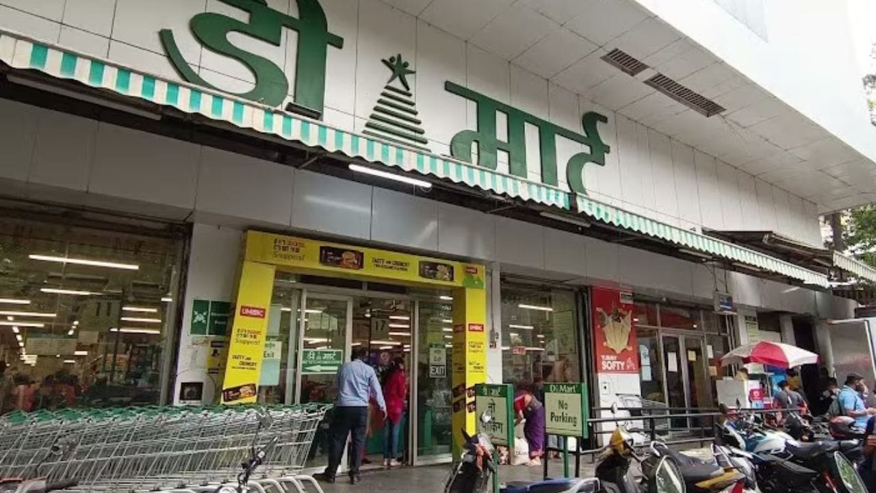 डिमार्टमध्ये खरेदीसाठी गेल्यावर पैशांची थेट बचत होते. शिवाय एकावर एक वस्तू फ्रीमध्ये मिळतात. सध्या डिमार्टमध्ये बिस्किटांच्या पुढ्यावर मोठी ऑफर बघायला मिळतंय. 