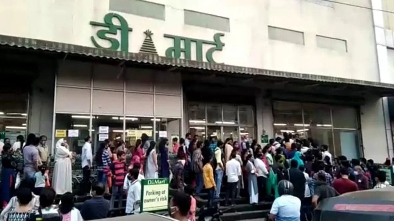 एक महिला एक ते दोन डझन काचेच्या बरण्या घेऊन जात आहेत. फक्त 29 रूपयांमध्ये ही बरणी मिळतंय. थेट धमाका डिमार्टकडून करण्यात आला. या बरणीसाठी ग्राहकांची मोठी झुंबड उडाली आहे.