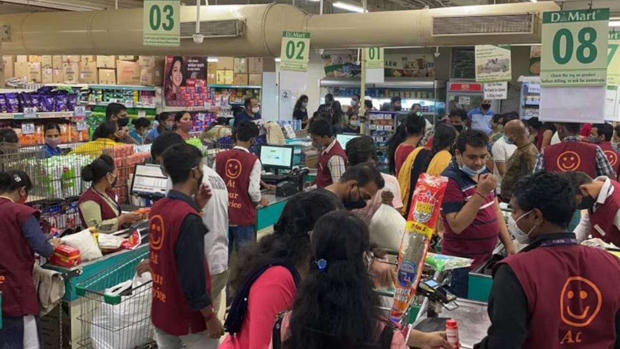 डिमार्टकडून फक्त 29 रूपयांना एक खास काचेची बरणी मिळतंय. ही अत्यंत कमी रूपयात खास काचेची बरणी मिळत असल्याने ग्राहकांनी खरेदीसाठी मोठी गर्दी केली.