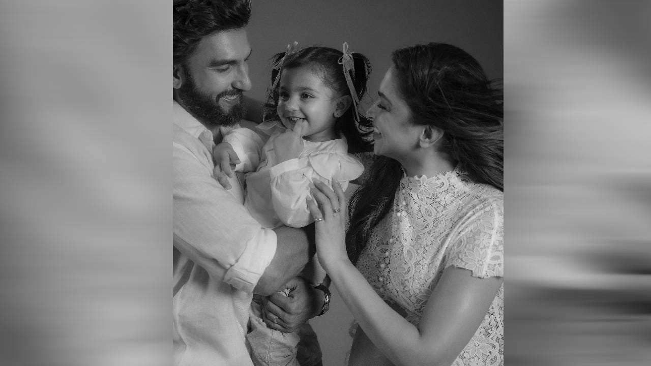 अभिनेत्री दीपिका पादुकोण (Deepika Padukone) सध्या बरीच चर्चेत आहे. ती दुसऱ्यांदा आई होणार असून काही महिन्यांपूर्वीच तिने आणि रणवीरने ही गुड न्यूज शेअर केली होती. आता दीपिकाने तिचं बेबी बंप फ्लाँट करत खास फोटोशूट केलंय. या फोटोंमध्ये दीपिका पती रणवीर सिंह आणि लाडकी लेक दुआ यांच्यासोबत दिसत्ये. दुआच्या क्युट स्माइलने सर्वांचं लक्ष वेधून घेतलं. दुआच्या वाढदिवशीच रणवीर आणि दीपिकाने हे खास फोटो शेअर केलेत. त्यासोबतच आशीर्वाद आणि शुभेच्छांसाठी त्यांनी चाहत्यांचे आभार मानले. ( All Photos : Instagram)