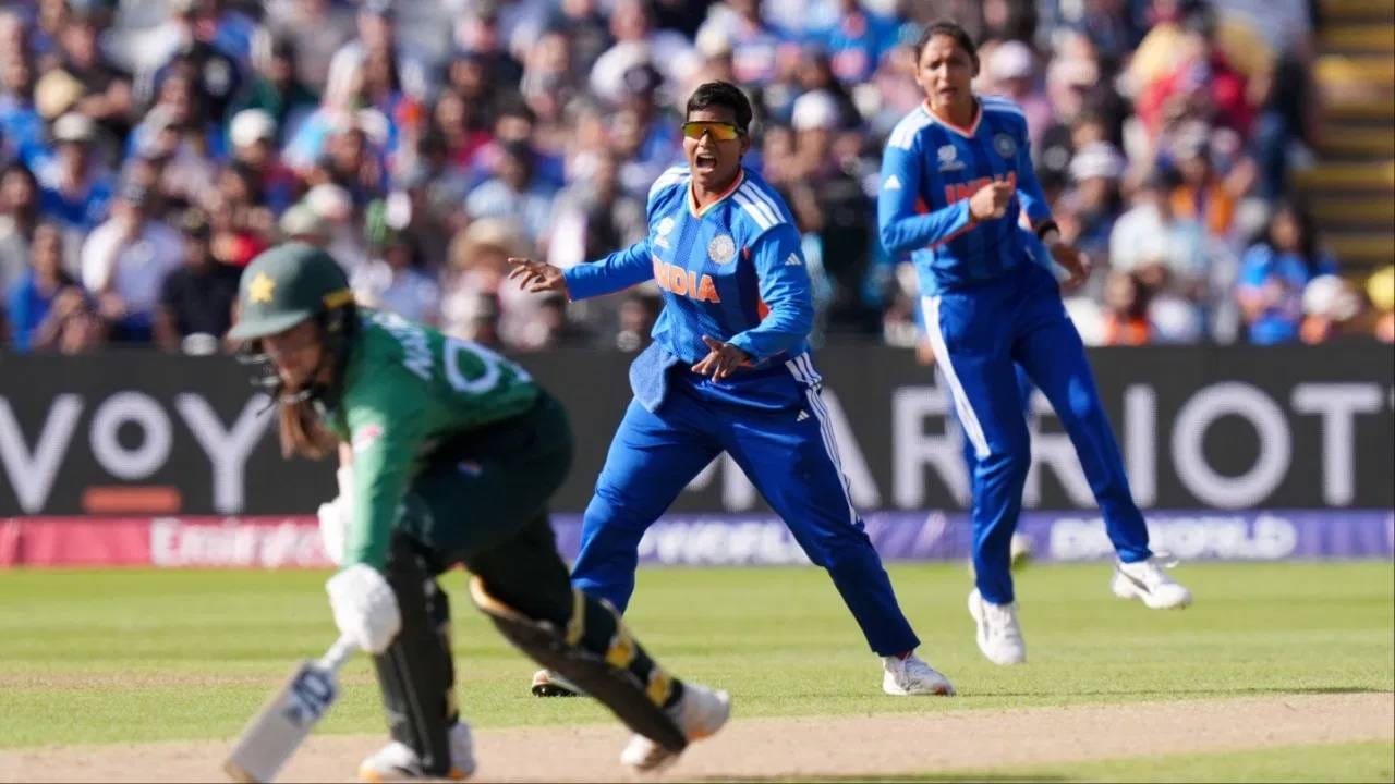 भारत पाकिस्तान सामन्यात दीप्ति शर्माने आपला आक्रमक खेळ दाखवला आहे. तिने 8 टी20 आंतरराष्ट्रीय सामन्यात 14 विकेट काढल्या आहे. पाकिस्तानविरुद्ध टाकलेल्या एका स्पेलमध्ये तिने 10 धावा देत 5 विकेट काढल्या आहेत. (Photo: PTI/Getty)