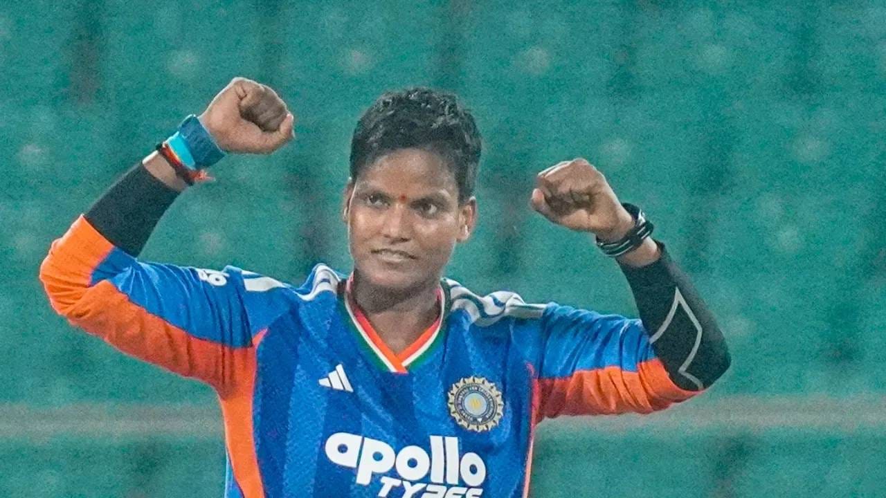 मंधाना व्यतिरिक्त दीप्ति शर्मानेही आपल्या कामगिरीने लक्ष वेधून घेतलं आहे. टी20 गोलंदाजांच्या यादीत सहाव्या क्रमांकावर स्थान मिळवलं आहे. तर अष्टपैलू खेळाडूंच्या यादीत पाचव्या स्थानावर आहे.  (Photo: PTI)