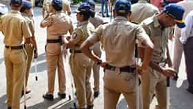 देवीच्या मंदिर परिसरात आढळली जीर्ण पेटी, आत जे होतं ते पाहून पोलिसांना फुटला घाम, फॉरेंसिक पथकाची पाचावर धारण, शहर हादरलं