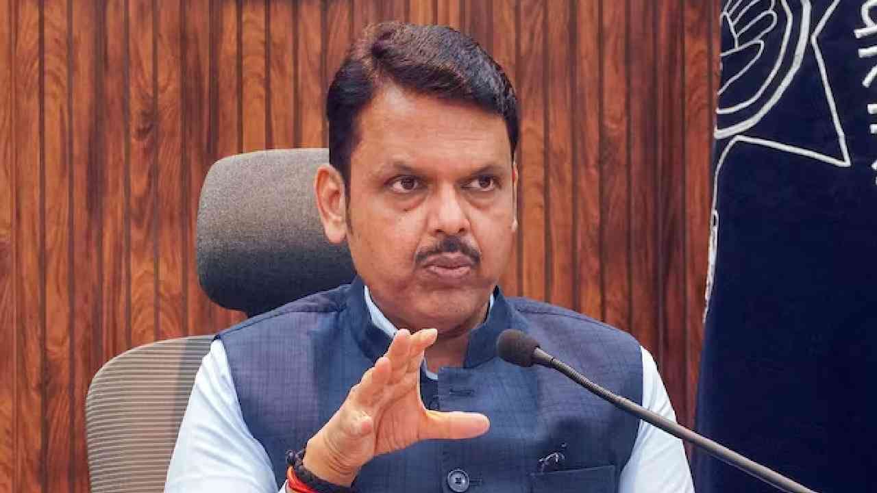 Devendra Fadnavis : कंटेनरवर कंटेनर असलेली ट्रेन, वेस्टर्न डेडिकेटेड फ्राइट कॉरिडोरमुळे थेट किती फायदे, फडणवीसांनी समजावलं सगळं गणित Devendra Fadnavis : कंटेनरवर कंटेनर असलेली ट्रेन, वेस्टर्न डेडिकेटेड फ्राइट कॉरिडोरमुळे थेट किती फायदे, फडणवीसांनी समजावलं सगळं गणित