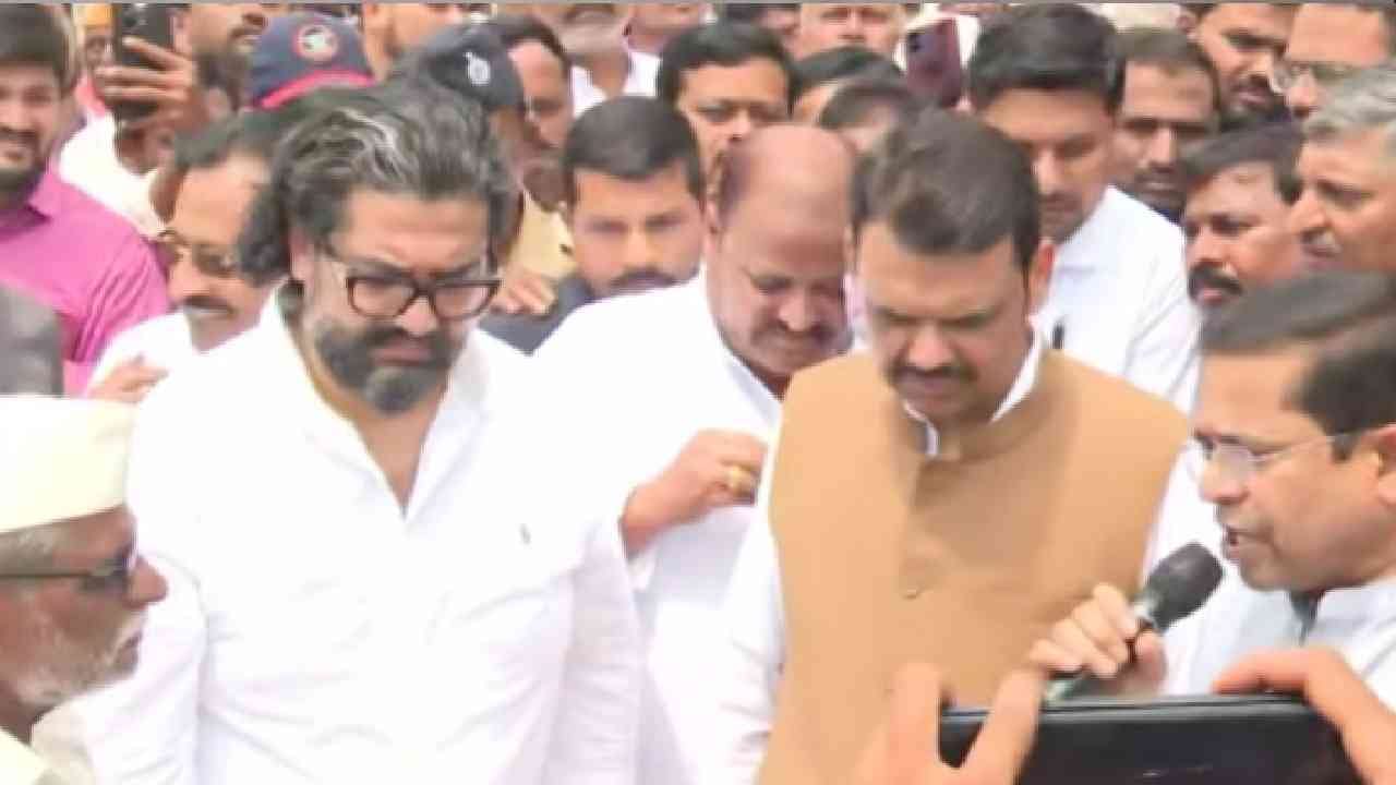 मागच्या काळात कर्जमाफी घोषित केली. कर्जमाफीची कामं चालू आहेत. कर्जमाफीचे पैसे पूर्ण देऊ. शेतकऱ्यांना दुष्काळाची मदत खात्यामध्ये देण्याचा निर्णय घेतला आहे. हे संकट मोठं आहे. 1972 नंतर इतका मोठा दुष्काळ आपल्याला या जिल्ह्यात पहायला मिळतो. त्यामुळे निश्चितपण एकमेकांना सांभाळून घ्यावं लागेल.