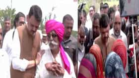 Devendra Fadnavis : बांधावर जाऊन मुख्यमंत्री फडणवीसांनी शेतकऱ्यांना विश्वास दिलाच पण त्यांच्या डोळ्यातले अश्रू पुसताना मोठा शब्दही दिला