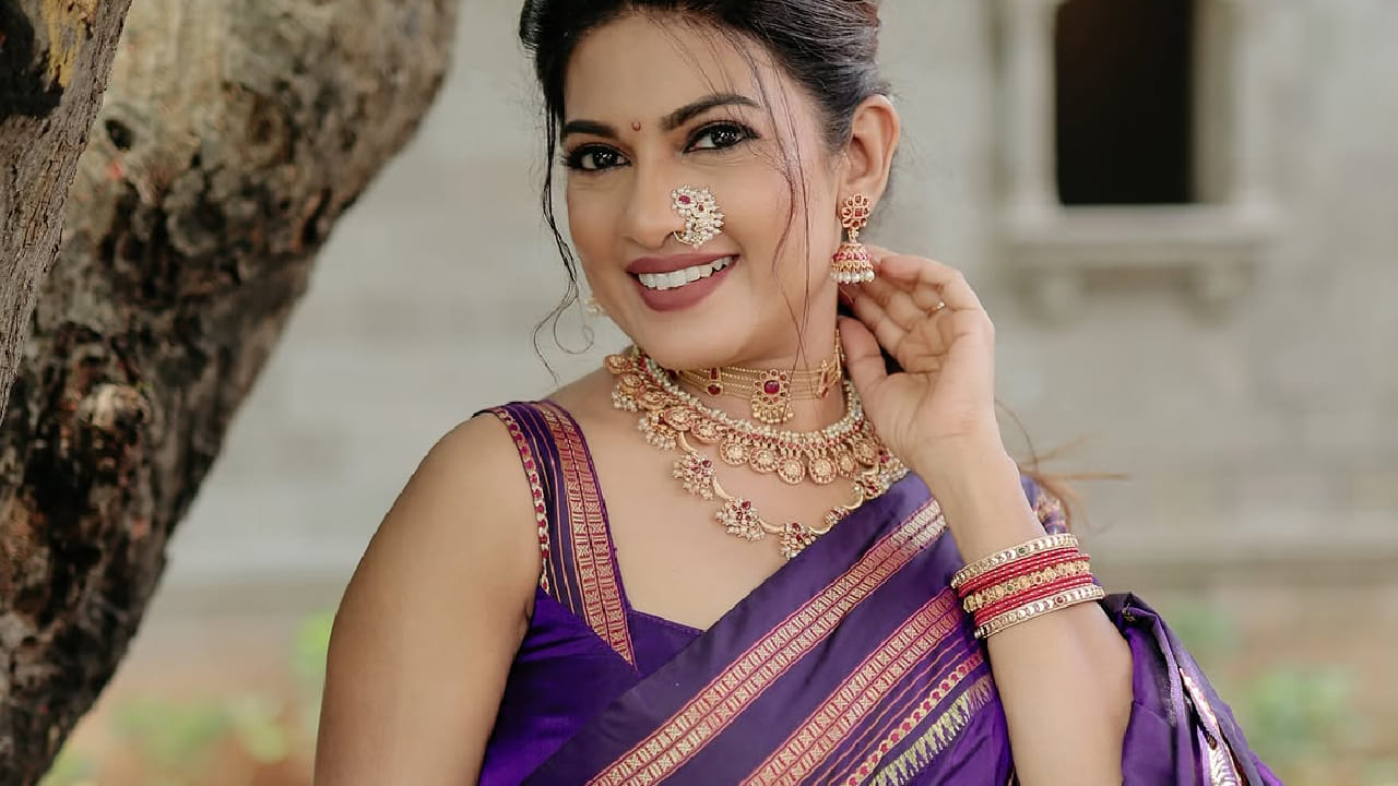 साडीवरील सोनेरी नक्षीकाम आणि सुंदर काठ तिच्या लूकला खास उठाव देत आहे. यासोबत तिने मॅचिंग स्लीव्हलेस ब्लाऊज परिधान केला असून तिचा हा पारंपरिक अंदाज चाहत्यांना भावला आहे.