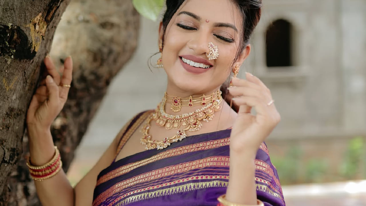 नुकतेच तिने सोशल मीडियावर शेअर केलेले पारंपरिक फोटोशूट चर्चेत आले आहे. या फोटोशूटमध्ये धनश्रीने जांभळ्या रंगाची आकर्षक पैठणी साडी नेसली आहे.