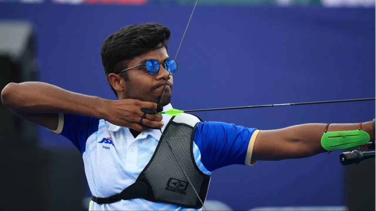 धीरज बोमादेवरा यांना 2023 आणि 2024 च्या आर्चरी वर्ल्ड कपमधून रिकाम्या हाताने परतावे लागले होते. मात्र, या वेळी त्यांनी कोणतीही चूक न करता आपल्या उत्कृष्ट फॉर्मच्या जोरावर थेट सुवर्णपदकावर अचूक निशाणा साधला. (Photo: PTI)