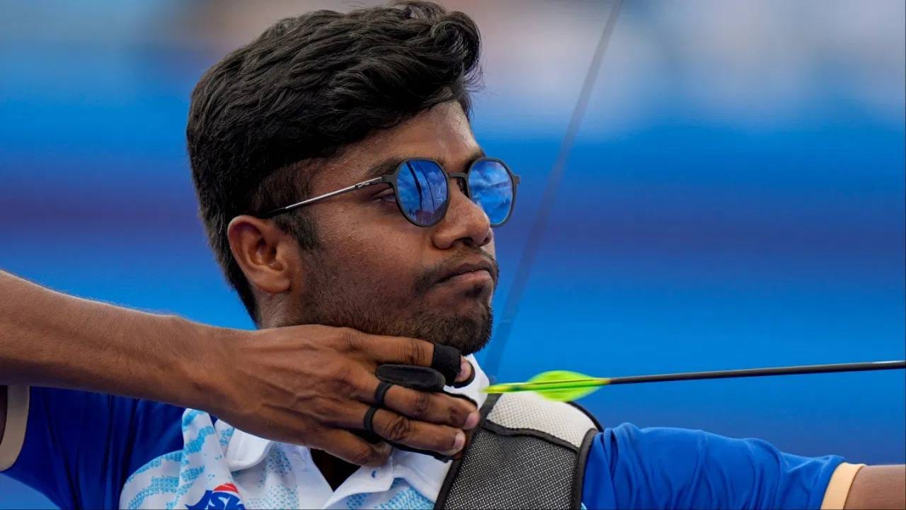 जागतिक क्रमवारीत दहाव्या स्थानावर असलेल्या धीरज यांचा अंतिम सामना जगातील 20व्या क्रमांकाचा जपानी तीरंदाज नाकानिशी जुन्या याच्याशी झाला. या अत्यंत अटीतटीच्या सामन्यात अखेर 'शूट-ऑफ'मध्ये धीरज यांनी जपानच्या खेळाडूचा पराभव करत विजय मिळवला. (Photo: PTI)