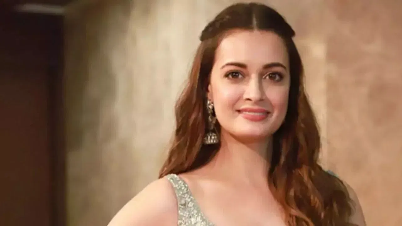 पुढे दिया म्हणाली की, “मी अशी होते की आम्हाला हा चित्रपट बनवायचाच आहे आणि आम्ही बनवू. टीम अशी होती की कसे बनवणार? आमच्याकडे पैसे नाहीत. मग मी बँकेकडून कर्ज घेतले आणि माझे घर गहाण ठेवले. आम्ही चित्रपट बनवला. मला याचा खूप अभिमान आहे. तो खूप सुंदर चित्रपट आहे. मी विद्येकडे डिस्काउंट मागितला नाही. मी त्यांना पूर्ण सॅलरी दिली. मला वाटते की मी त्यांना त्यांच्या कारकिर्दीतील सर्वोत्तम सॅलरींपैकी एक दिली. मला अभिमान आहे कारण त्या चित्रपटात होत्या. संपूर्ण चित्रपट त्यांच्यावर फोकस होता. मग चित्रपटाच्या लीड हिरोइनला चांगले पे का देऊ नये? यासोबतच मी आयुष्यभरासाठी मैत्रीणही मिळवली.”
