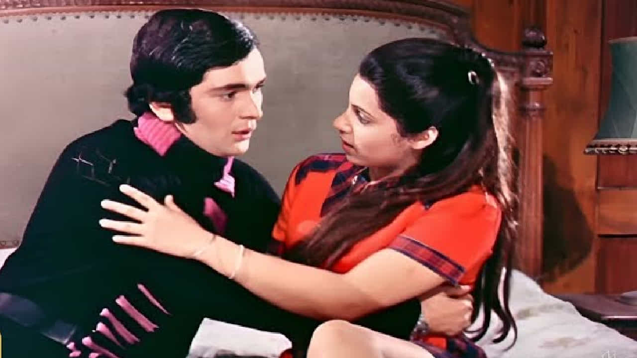 70 च्या दशकात हिंदी चित्रपटसृष्टीत प्रेमकथा सादर करण्याची पद्धतच वेगळी होती. याच काळात राज कपूर यांच्या ‘बॉबी’ चित्रपटाने रुपेरी पडद्यावरच्या रोमँटिक प्रेमकथेला नवी ओळख मिळवून दिली.