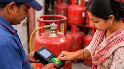 ..तर LPG सिलिंडरच्या सबसिडी हवी तर मोबाईलने अशी करा e-KYC.