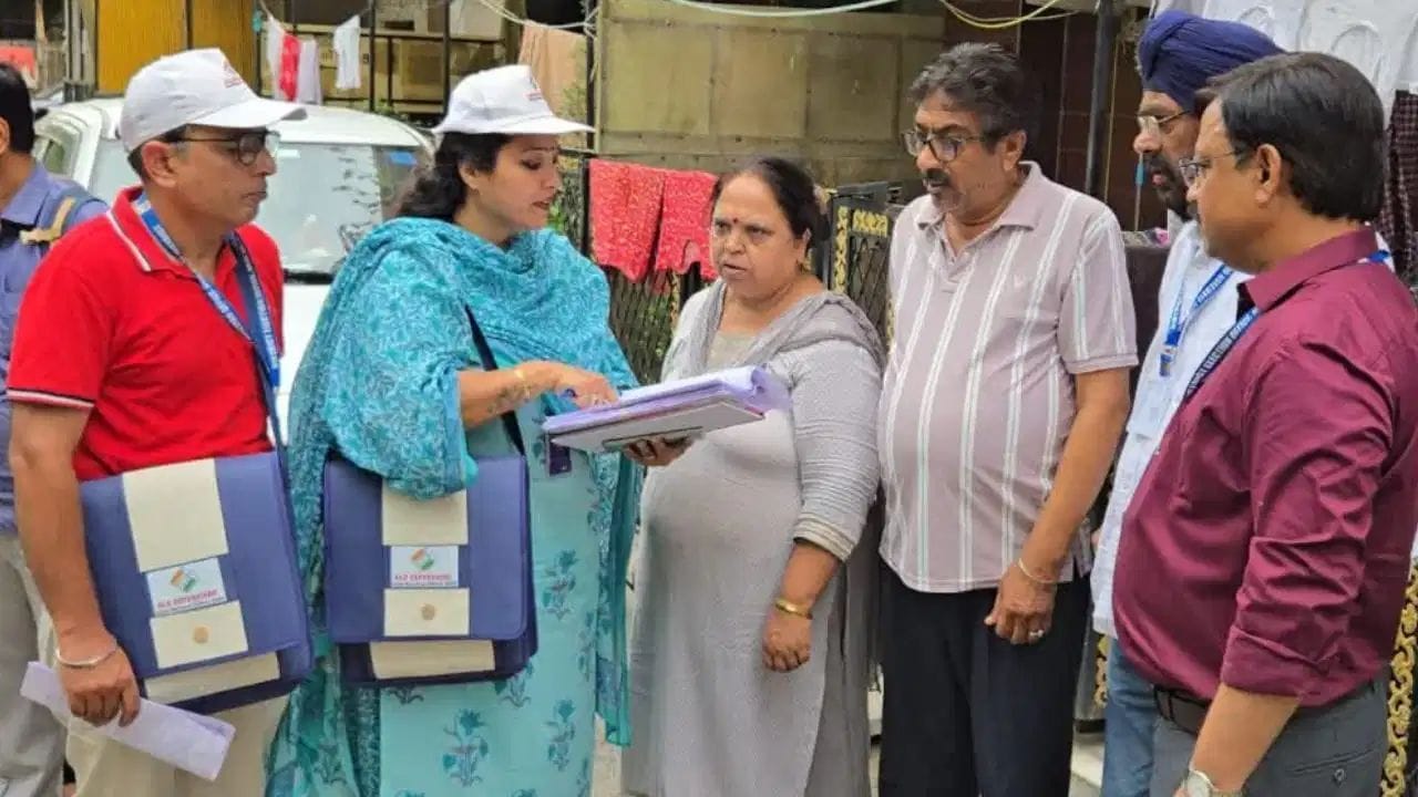 निवडणूक आयोगाचा मोठा आदेश, सरकारी कार्यालयात खेटे मारण्याची गरज नाही, वाचा काय झाला निर्णय निवडणूक आयोगाचा मोठा आदेश, सरकारी कार्यालयात खेटे मारण्याची गरज नाही, वाचा काय झाला निर्णय