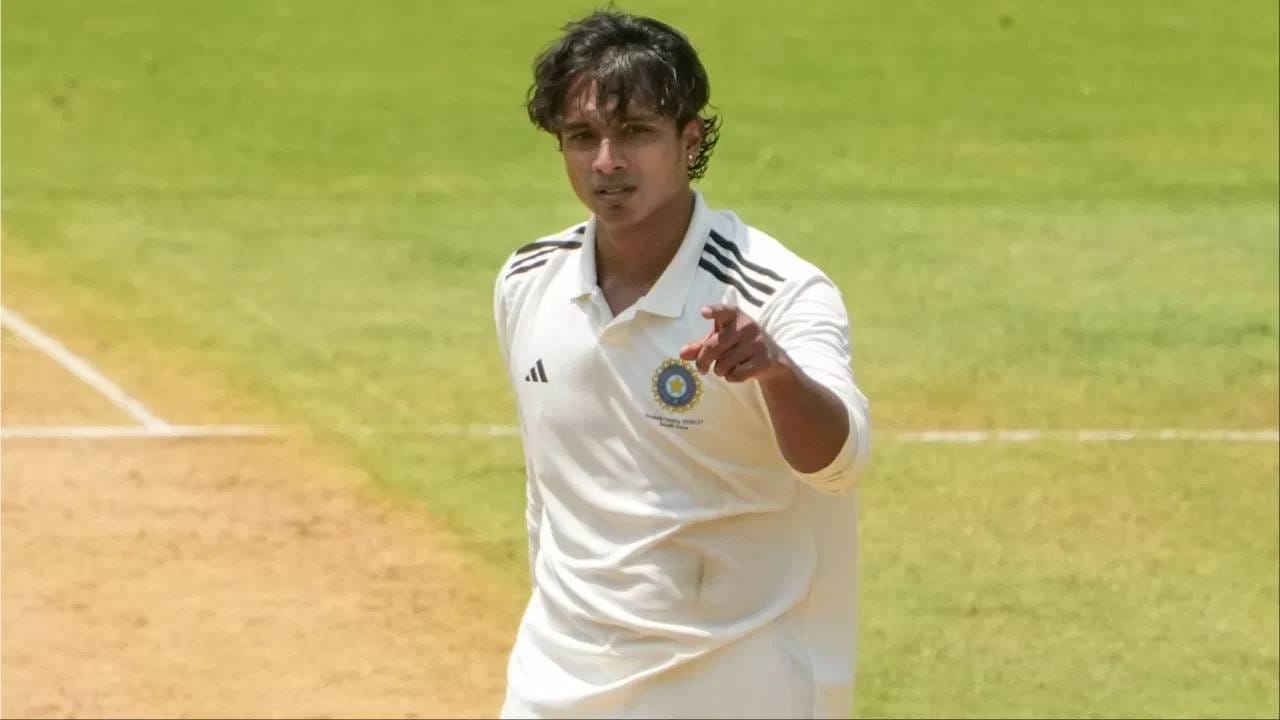 41हून अधिक फर्स्ट क्लास सामने खेळलेल्या खेळाडूला प्रत्येक सामन्यासाठी प्रति दिवस 60 हजार रुपये, 21 ते 40  फर्स्ट क्लास खेळलेल्या खेळाडूला प्रति दिवस 50 हजार रुपये, 0 ते 20 सामने खेळेलल्या खेळाडूला प्रति दिवस 40 हजार रुपये मिळतात. (Photo: PTI)
