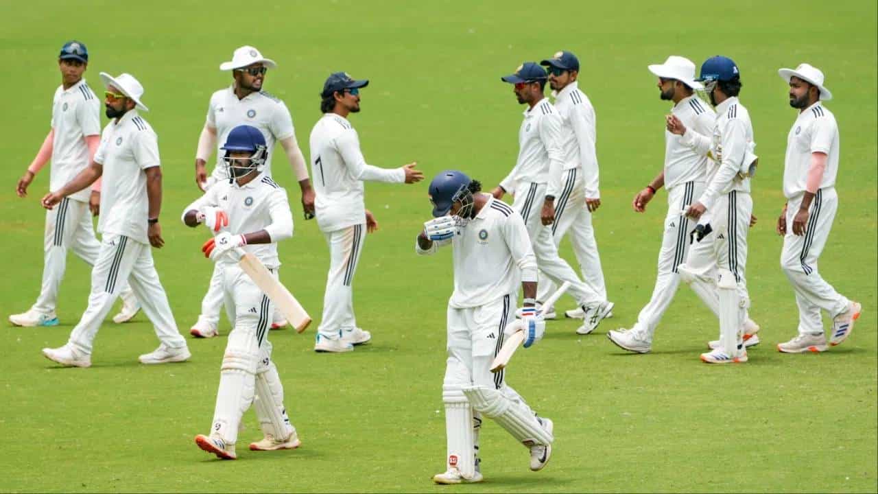 दुलीप ट्रॉफी 2026 स्पर्धेत जबरदस्त कामगिरी करणाऱ्या ईस्ट झोनच्या खेळाडूंना किती पैसे मिळाले? असा प्रश्न विचारला जात आहे. वैभव सूर्यवंशीही या संघाचा भाग होता. इतकंच काय तर उपकर्णधारपदाची जबाबदारीही होती. असं असूनही त्याला इतरांच्या तुलनेत कमी मानधन मिळालं. असं का ते जाणून घ्या. (Photo: PTI)