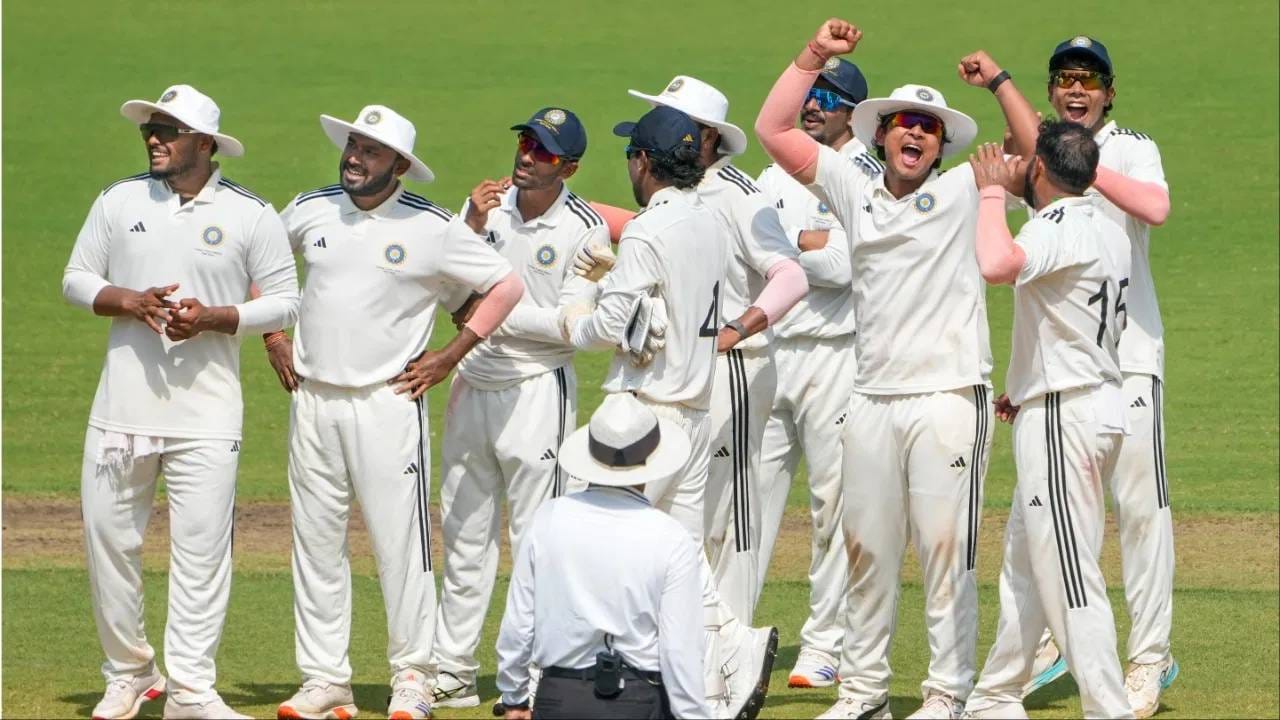 ईस्ट झोनच्या अभिमन्यू ईश्वरन, सुदीप कुमार घरामी, इशान किशन, मोहम्मद शमी, अनुकूल रॉय, अभिजीत सरकार आणि मुकेश कुमार यांना प्रति दिवस 600 मिळाले. तर कुमार कुशाग्रला प्रति दिवस 50 हजार मिळाले. (Photo: PTI)