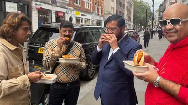 महाराष्ट्राचे उपमुख्यमंत्री एकनाथ शिंदे लंडन दाैऱ्यावर आहेत. यादरम्यान ब्रिटिश संसदेने त्यांना पुरस्काराने सन्मानित केले. हेच नाही तर ब्रिटनमध्ये फाडफाड इंग्रजीत भाषण करताना शिंदे दिसले.