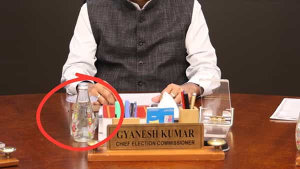 भारतीय निवडणूक आयोगाच्या एका महत्त्वाच्या बैठकीत उपस्थित असलेल्या अधिकाऱ्यांच्या टेबलावर ठेवलेल्या पाण्याच्या छोट्या बाटल्या सोशल मीडियावर चर्चेचा विषय ठरल्या आहेत.