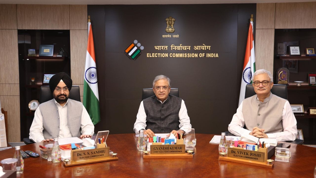 मुख्य निवडणूक आयुक्त ज्ञानेश कुमार यांच्यासह तीनही आयुक्त या बैठकीत उपस्थित होते. बैठकीच्या अधिकृत छायाचित्रात टेबलावर ‘आवा’ (Aava) ब्रँडच्या छोट्या काचेच्या बाटल्या स्पष्टपणे दिसत होत्या. या बाटल्या 250 मिली क्षमतेच्या आहेत.