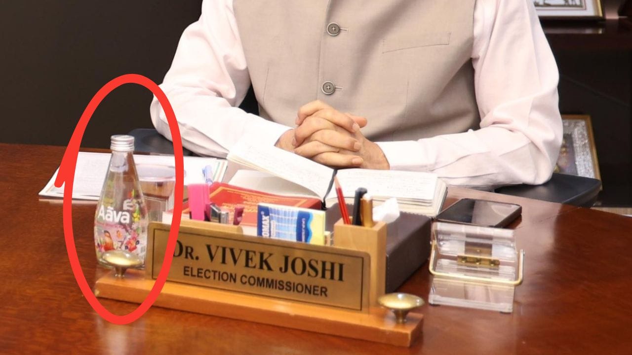 250 मिलीच्या एका बाटलीची किंमत सुमारे 125 रुपये पडते. या हिशेबाने एका लीटर पाण्याची किंमत सुमारे 500 रुपये होते. आठ बाटल्यांचा (250 मिली प्रत्येकी) सेट सध्या सुमारे 999 रुपयांना उपलब्ध आहे.