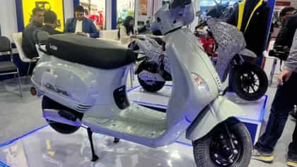 TVS, Bajaj की Ather ? ऑगस्टमध्ये कोणत्या Electric Scooter चा बाजारात.