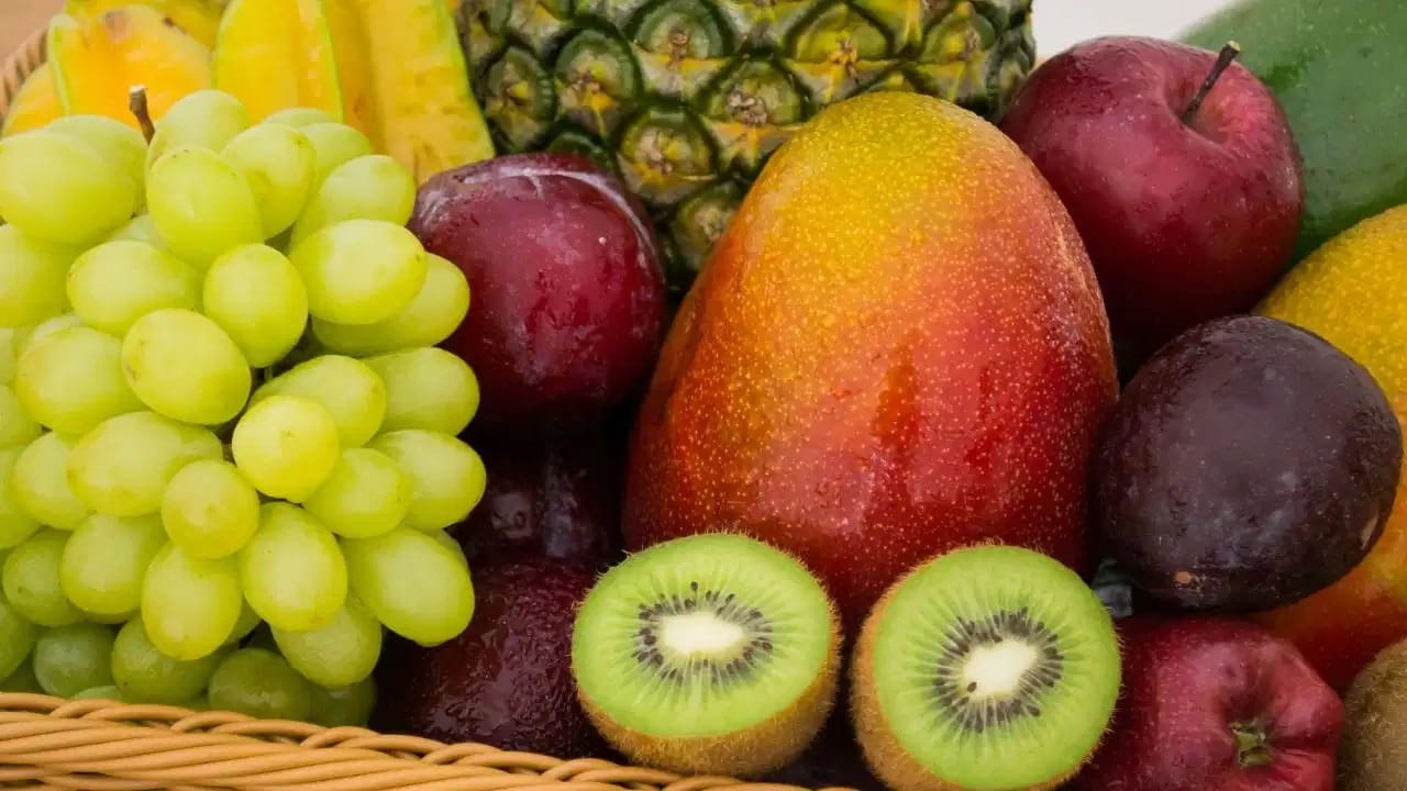 Fresh Fruits: फळे खरेदी करण्यापूर्वी 'या' गोष्टी तपासा, कसे ओळखाल चांगले आहे की खराब? Fresh Fruits: फळे खरेदी करण्यापूर्वी 'या' गोष्टी तपासा, कसे ओळखाल चांगले आहे की खराब?