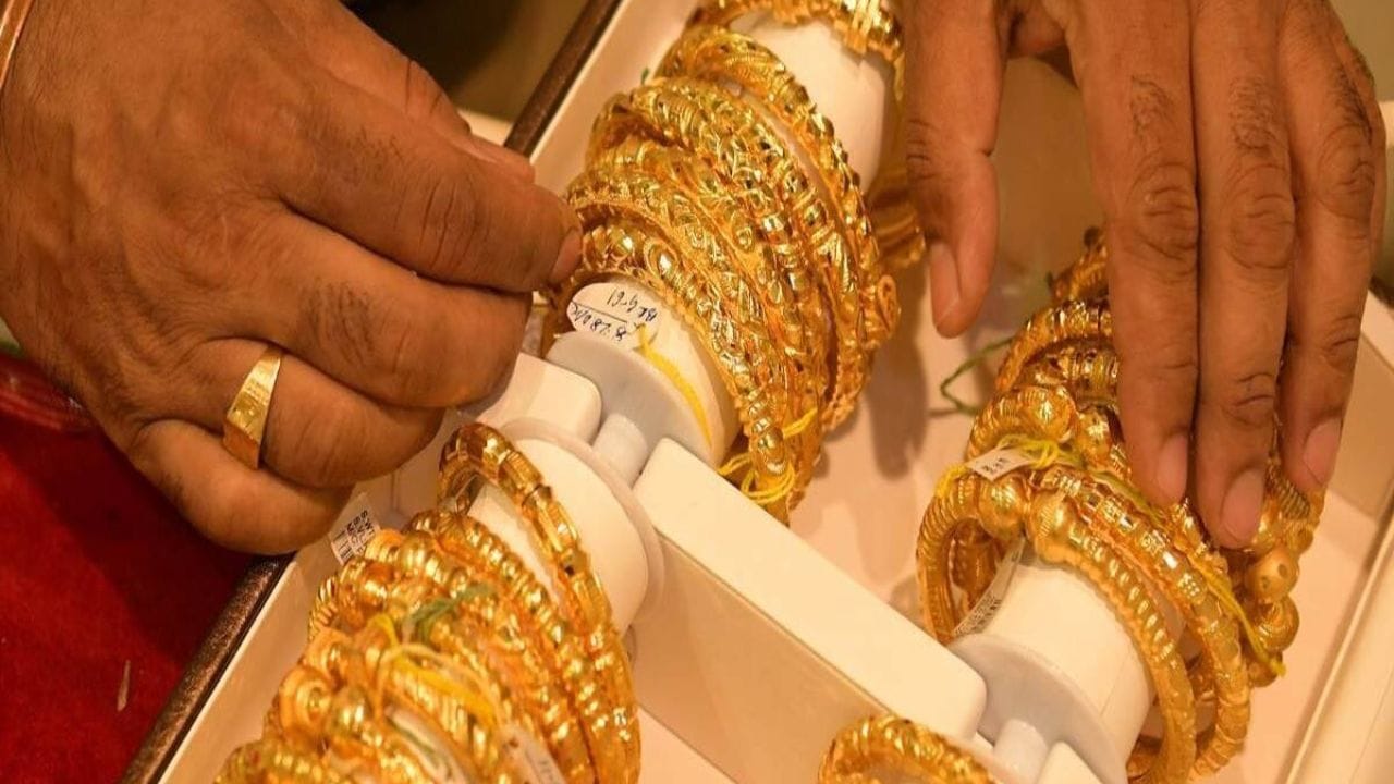 भारतात सोने हा केवळ हौसेने घेतलेला दागिना नाही तर दीर्घकाळ गुंतवणूकीचा पर्याय आहे. महागाई,आर्थिक अनिश्चितता आणि भू-राजकीय तणावामुळे सोन्यात गुंतवणूक करण्याचे प्रमाण वाढते आणि सोन्याला सहसा मोठा भाव मिळतो.