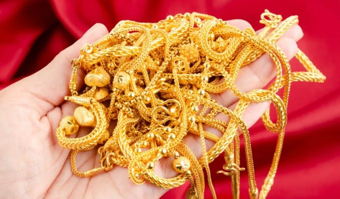 Gold Rate Today : सोनं हा लोकांच्या खूपच जिव्हाळ्याचा विषय आहे. अंगावर सोन्याचे दागिने परिधान करणं अनेकांना खूप आवडतं. म्हणूनच सोनं कितीही महाग असलं तरीही सराफा बाजारात रोज कोट्यवधी रुपयांची उलाढाल होते.
