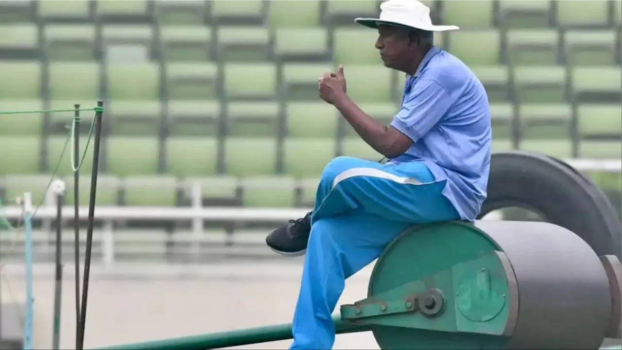 एशियन गेम्स 2026 स्पर्धेतील क्रिकेट खेळपट्टी तयार करण्याची जबाबदारी गामिनी डिसिल्वा यांच्या खांद्यावर आहे. गामिनी श्रीलंकेचे माजी क्रिकेटपटू आहेत. त्यांनी श्रीलंकेसाठी 12 फर्स्ट क्लास सामने खेळले आहेत. त्यात त्यांनी 341 धावा केल्या असून 8 विकेट काढल्या आहे. (Photo: X)