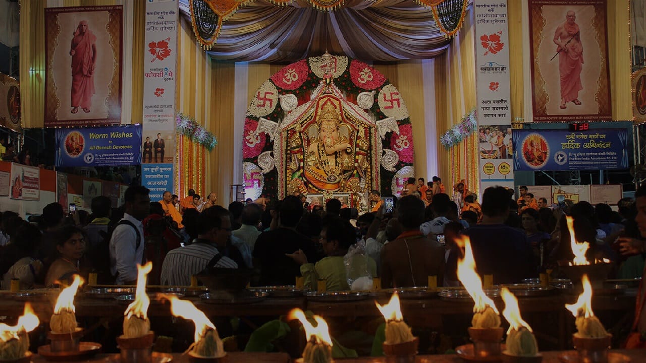  पारंपरिक वैदिक पद्धतीने बाप्पाची पूजाविधी करण्यात आली.  वैदिक ऋचांच्या उच्चारांसह धार्मिक विधीं देखील पार पडल्या.  पाच दिवसांच्या उत्सवात हजारो पूजा आणि नवस फेडण्याचे विधी तसेच भाविकांसाठी महाप्रसाद आणि अन्नदानाची विशेष व्यवस्था इथे असते. 